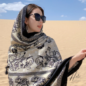 Ảnh mô tả khăn choàng thổ cẩm Boho cao cấp với họa tiết voi và hoa văn dân tộc, chất liệu voan mỏng nhẹ, mềm mại, thoáng mát, thích hợp làm khăn choàng đi biển, khăn quàng cổ và phụ kiện thời trang du lịch